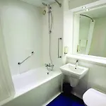 Travelodge Queen Street 3*