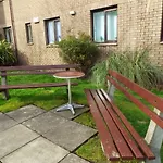 Ideal Location With Free On-site Private Parking 公寓