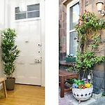 Beautiful, Traditional 2 Bedroom Main Door Flat * Эдинбург
