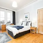 Beautiful, Traditional 2 Bedroom Main Door Flat *