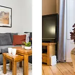 Апартаменты Beautiful, Traditional 2 Bedroom Main Door Flat *