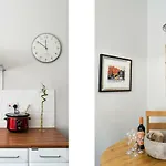 Beautiful, Traditional 2 Bedroom Main Door Flat