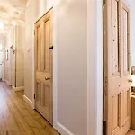 Beautiful, Traditional 2 Bedroom Main Door Flat Апартаменты Эдинбург