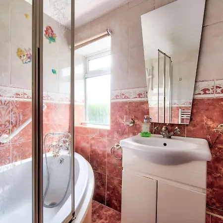 Classy Holiday In With Private Garden Casa vacanze *