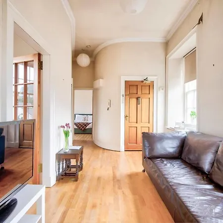 Guestready - Cosy 2br Top Floor Apt At World's End *