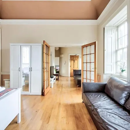 Guestready - Cosy 2br Top Floor Apt At World's End