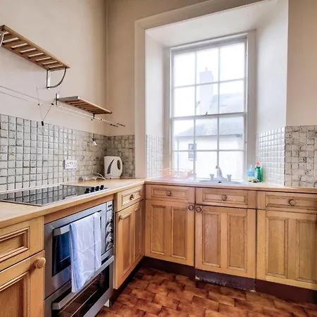 Guestready - Cosy 2br Top Floor Apt At World's End * Edinburgh