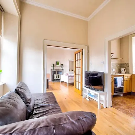 Guestready - Cosy 2br Top Floor Apt At World's End