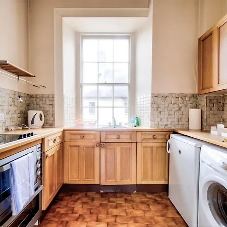 Guestready - Cosy 2br Top Floor Apt At World's End