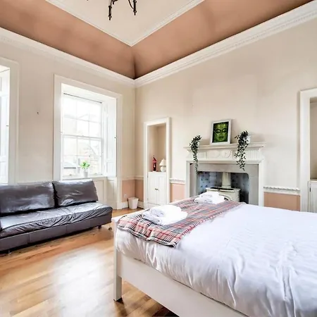 Guestready - Cosy 2br Top Floor Apt At World's End Edinburgh