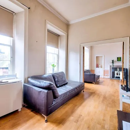 Guestready - Cosy 2br Top Floor Apt At World's End Edinburgh