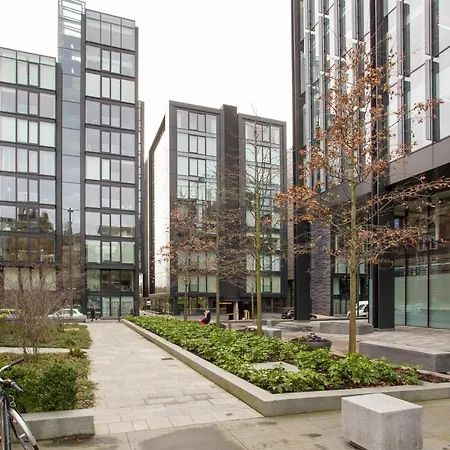 Quartermile Retreat With Parking 公寓