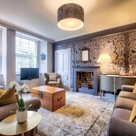 Hamilton Place - Beautiful And With Private Entrance Sleeps 4 Apartment *