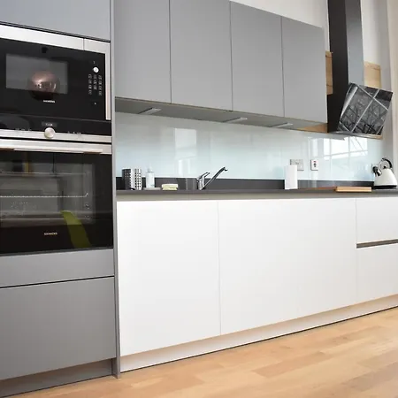 Bernard St - Bright And Spacious 1 Bed At The Shore! *