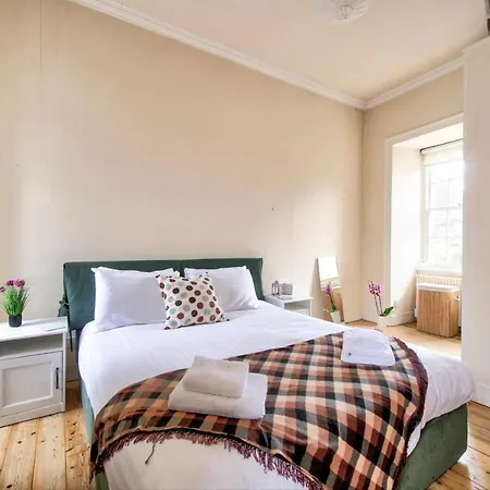 Guestready - Cosy 2br Top Floor Apt At World's End Edinburgh