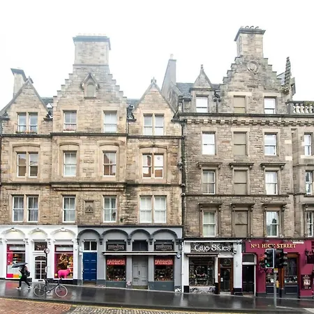 Guestready - Cosy 2br Top Floor Apt At World's End Edinburgh