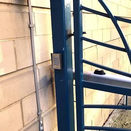 Waterfront Living In Leith With Free Parking!