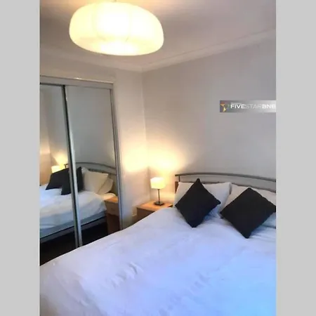 Waterfront Living In Leith With Free Parking!