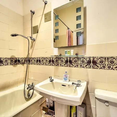 Guestready - Cosy 2br Top Floor Apt At World's End