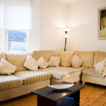 Spacious 3 Bedroom Apartment in Edinburgh Edinburgh