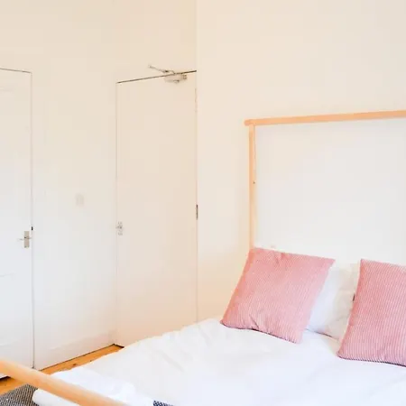 Modern 1 Bedroom Flat In The Heart Of Edinburgh