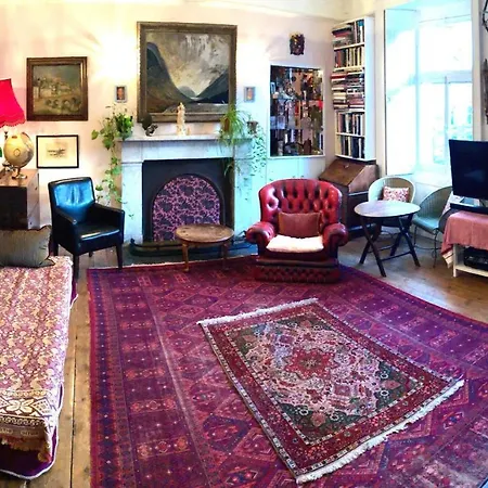 With Parking, Original Art And Antiques Апартаменты *