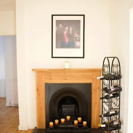 Spacious 3 Bedroom Apartment in Edinburgh