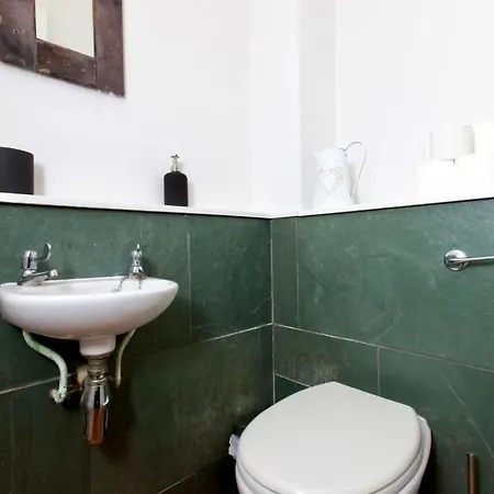 בית נופש Gorgeous In Vibrant Leith - Sleeps 6 אדינבורו