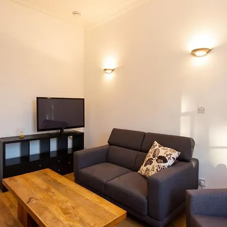 Incredibly Central 2 Bed * Edinburgh