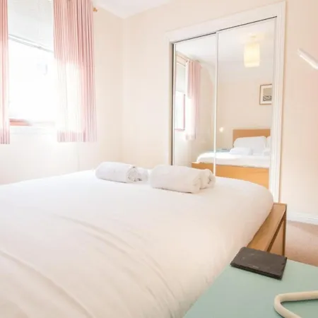 Apartment Spacious Canal Side - Free Parking