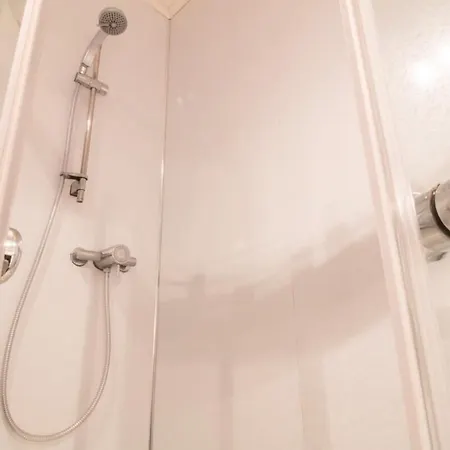 Spacious Canal Side - Free Parking Apartment Edinburgh