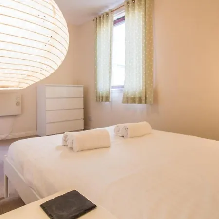Spacious Canal Side - Free Parking Apartment *