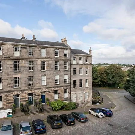 5-bedroom Flat Apartment