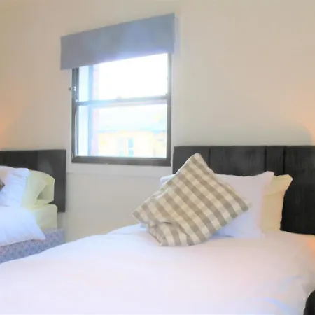 3 Bedroom Centre In Lauriston Place