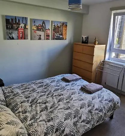 Modern 2 Bedrooms Flat Near Citycentre Sleep For 6 *
