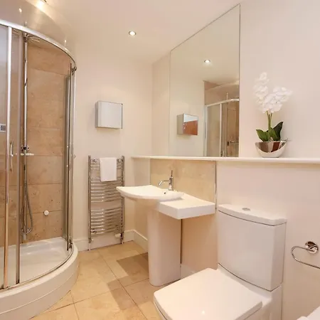 Joivy Spacious 2 Bed,2 Bath Flat, Free Parking And Rooftop Terrace