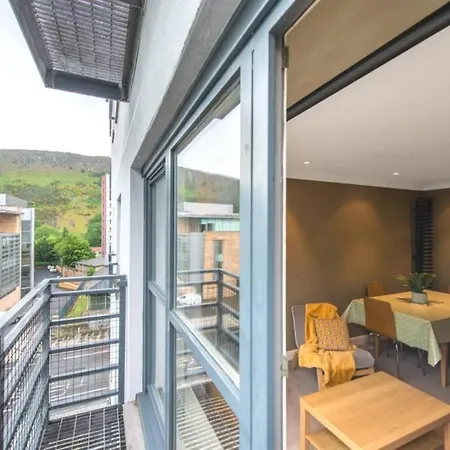 Апартаменты Royal Mile & Arthur's Seat Apt With Private Parking *