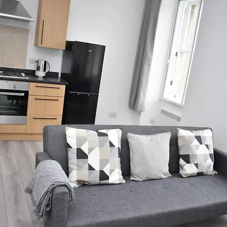 Modern & Bright 1 Bed For 4 Close To Centre! *