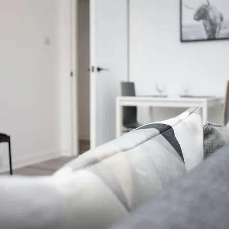 Modern & Bright 1 Bed For 4 Close To Centre! *