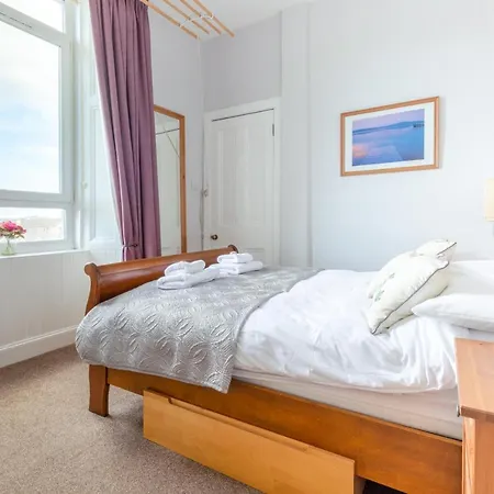 Beautiful Center 1 Bed With Park View Apartamento