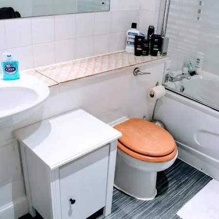 2 Bedroom Penthouse In Leafy Centre דירה *
