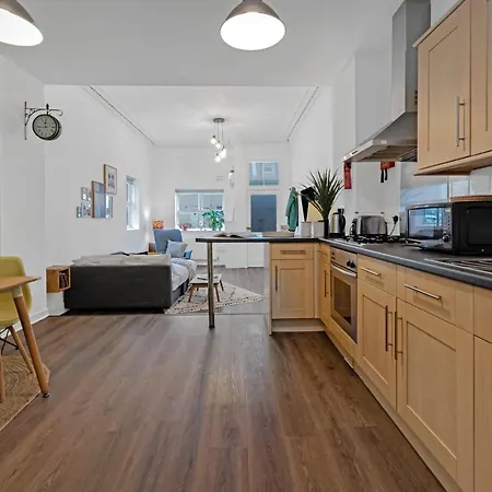 Cozy With Character Spacious Main Door Flat In Vibrant Leith * Edinburgh