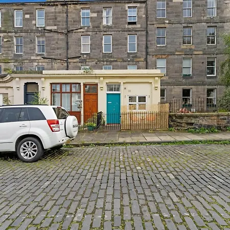 Cozy With Character Spacious Main Door Flat In Vibrant Leith