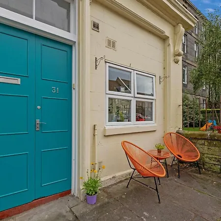 Cozy With Character Spacious Main Door Flat In Vibrant Leith Edinburgh
