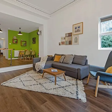Cozy With Character Spacious Main Door Flat In Vibrant Leith Apartment *