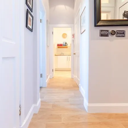Beautiful Center 1 Bed With Park View Apartamento