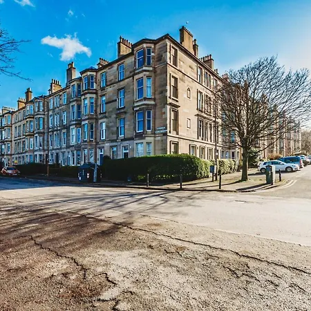 Beautiful Center 1 Bed With Park View Apartamento