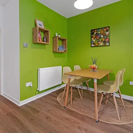 Cozy With Character Spacious Main Door Flat In Vibrant Leith *