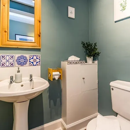 Cozy With Character Spacious Main Door Flat In Vibrant Leith Apartment