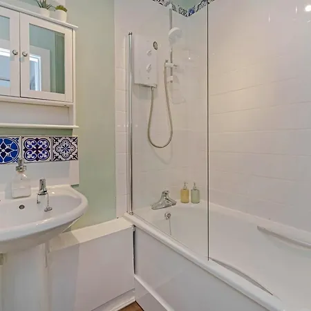 Cozy With Character Spacious Main Door Flat In Vibrant Leith Apartment